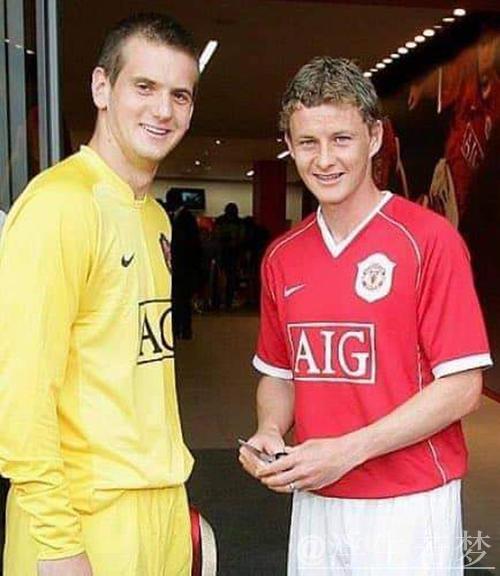 曼联官宣与39岁门将续约!周薪4万原因揭晓,两大特质打动阿莫林 曼联官宣与39岁门将续约!周薪4万原因揭晓,两大特质打动阿莫林